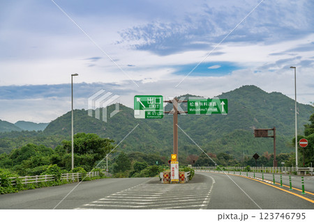 熊本県南西部の天草地域を走る松島有料道路の米の山インターチェンジの出口付近 123746795