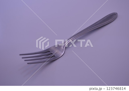 緑色に並んだフォーク 123746814