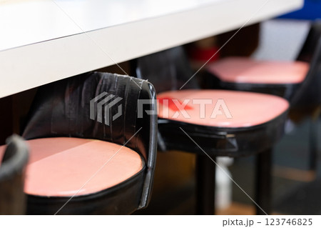 町中華　カウンター　椅子 123746825