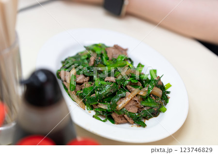 町中華　レバニラ炒め 123746829