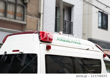 救急車　緊急車両　救助 123746835