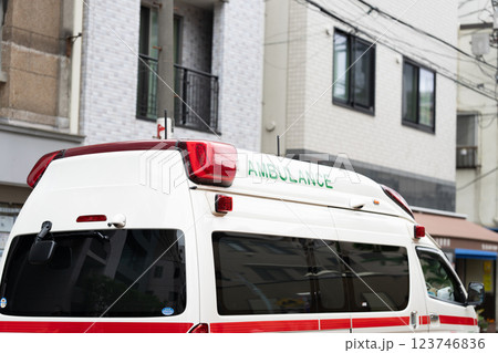 救急車　緊急車両　救助 123746836