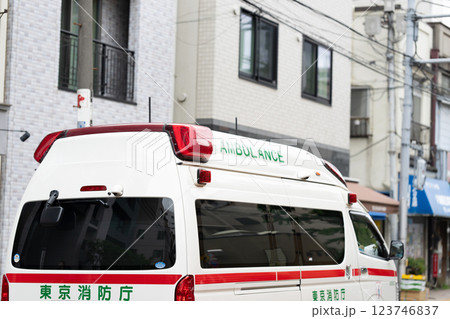 救急車　緊急車両　救助 123746837
