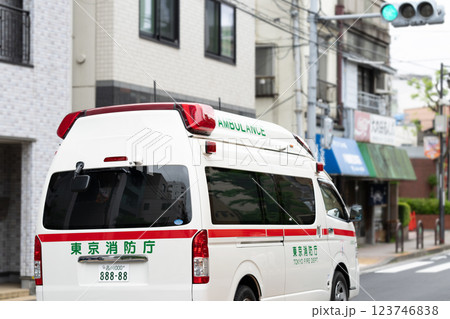 救急車　緊急車両　救助 123746838
