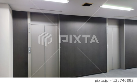 エレベータ 123746892