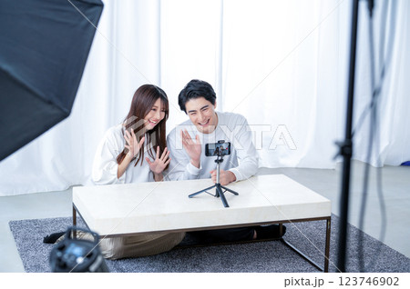 スマホで動画を撮影する男女 スマホで動画を撮影する男女 123746902