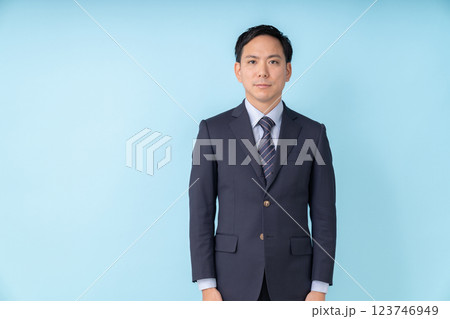 ビジネスマン　真顔 123746949