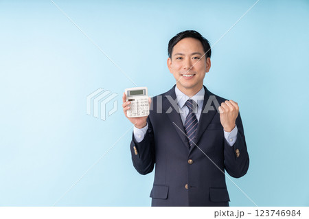 電卓を持つ笑顔の男性　ビジネス 123746984