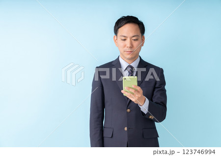 スマホを見る男性　ビジネス 123746994