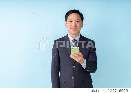 スマホを見る男性 ビジネス スマホを見る男性 ビジネス 123746996