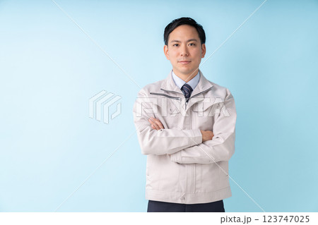 ビジネスマン　作業服 123747025