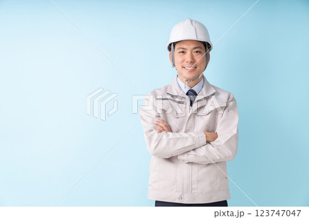 ビジネスマン　作業服 123747047