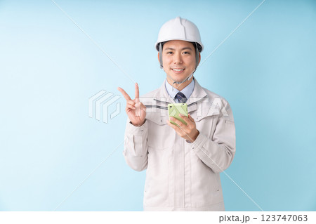 ビジネスマン　作業服　スマホ 123747063