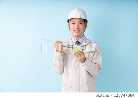 ビジネスマン　作業服　スマホ 123747064