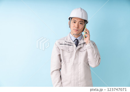 ビジネスマン 作業服 電話 ビジネスマン 作業服 電話 123747071