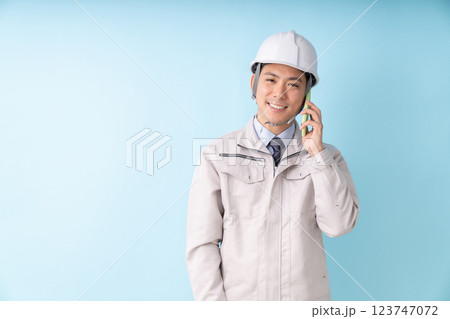 ビジネスマン 作業服 電話 ビジネスマン 作業服 電話 123747072