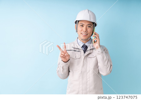 ビジネスマン　作業服　電話 123747075