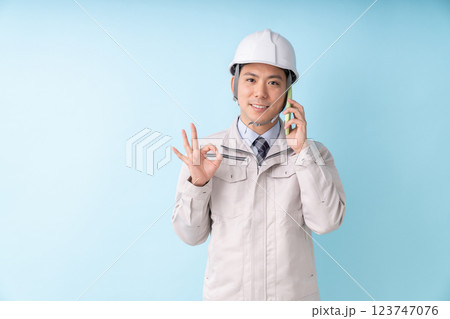 ビジネスマン 作業服 電話 ビジネスマン 作業服 電話 123747076