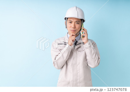 ビジネスマン　作業服　電話　考える 123747078