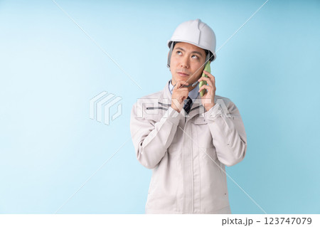 ビジネスマン　作業服　電話　考える 123747079