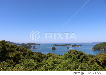 水平線まで広がる数多くの島々 123747270