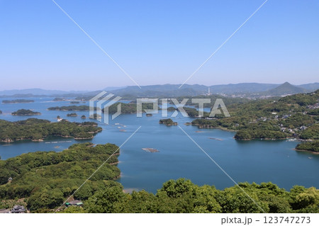 鮮やかなスカイブルーがよく似合う九十九島 123747273