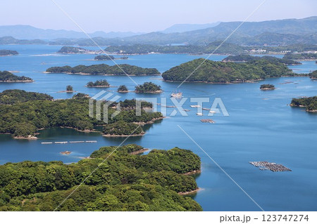 遊覧船が旅情を誘う九十九島 123747274