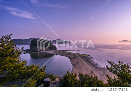 小豆島 エンジェルロードの夕焼け 小豆島 エンジェルロードの夕焼け 123747398