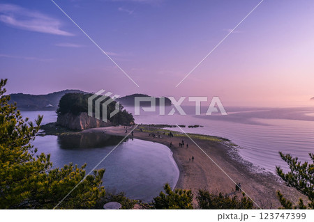 小豆島　エンジェルロードの夕焼け 123747399
