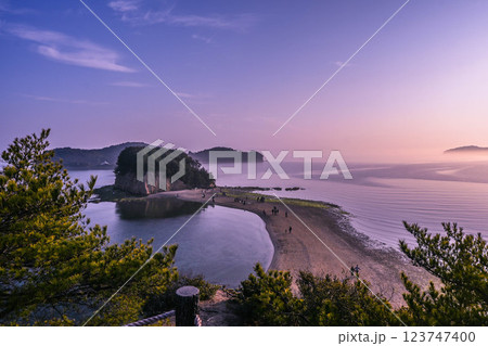 小豆島　エンジェルロードの夕焼け 123747400