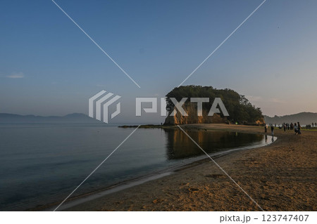 小豆島 エンジェルロードの夕焼け 小豆島 エンジェルロードの夕焼け 123747407