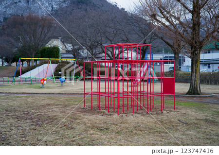 真っ赤なジャングルジム 123747416