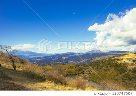 伊豆スカイラインから見る十国峠と富士山 123747507