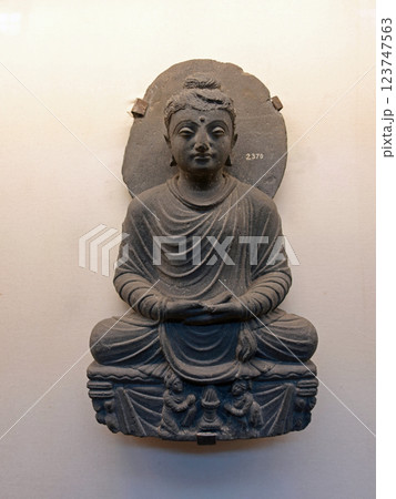 パキスタンのラホール博物館に展示されるガンダーラの仏像 123747563