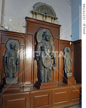 パキスタンのラホール博物館に展示されるガンダーラの菩薩像と仏像 パキスタンのラホール博物館に展示されるガンダーラの菩薩像と仏像 123747566