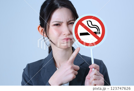 スーツを着た女性の禁煙イメージ スーツを着た女性の禁煙イメージ 123747626