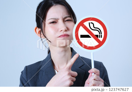 スーツを着た女性の禁煙イメージ スーツを着た女性の禁煙イメージ 123747627