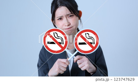 スーツを着た女性の禁煙イメージ 123747629
