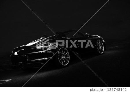 ツヤツヤの黒いオープンカー 123748142