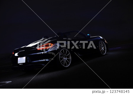 ツヤツヤの黒いオープンカー 123748145