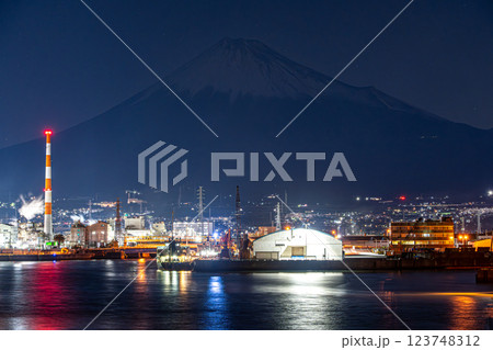 田子の浦港の夜景とぼんやり見える富士山 123748312