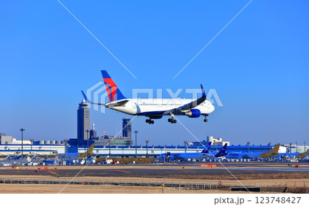 【千葉県】成田空港に着陸するジェット機（デルタ航空　エアバス A321） 123748427