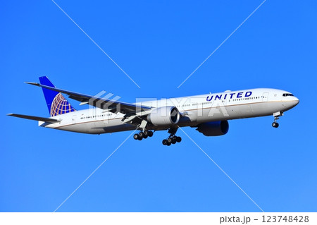 【千葉県】成田空港に着陸するジェット機（ユナイテッド航空　ボーイング777） 123748428