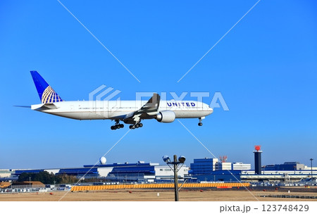 【千葉県】成田空港に着陸するジェット機（ユナイテッド航空　ボーイング777） 123748429