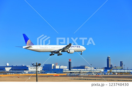 【千葉県】成田空港に着陸するジェット機（ユナイテッド航空　ボーイング777） 123748430