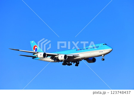 【千葉県】成田空港に着陸するジャンボジェット機(大韓航空 ボーイング747) 【千葉県】成田空港に着陸するジャンボジェット機(大韓航空 ボーイング747) 123748437