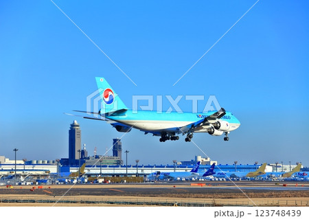 【千葉県】成田空港に着陸するジャンボジェット機（大韓航空　ボーイング747） 123748439