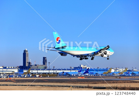 【千葉県】成田空港に着陸するジャンボジェット機(大韓航空 ボーイング747) 【千葉県】成田空港に着陸するジャンボジェット機(大韓航空 ボーイング747) 123748440