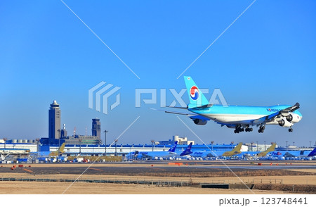 【千葉県】成田空港に着陸するジャンボジェット機(大韓航空 ボーイング747) 【千葉県】成田空港に着陸するジャンボジェット機(大韓航空 ボーイング747) 123748441