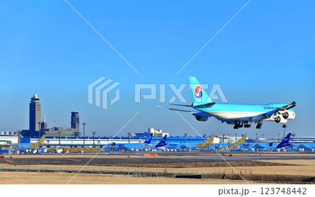 【千葉県】成田空港に着陸するジャンボジェット機（大韓航空　ボーイング747） 123748442